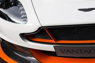 V12 Vantage Roadster: The Ritzy Beauty from Aston Martin